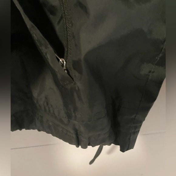 Green medium r&r windbreaker/rain jacket in great condition - Picture 5 of 6